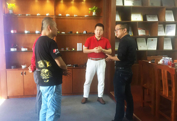 牛商会一行参观圣元电器产品展示厅