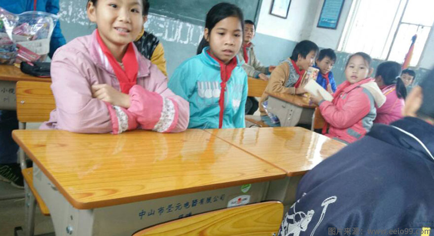 2015年圣元电器为山区孩子捐赠书桌