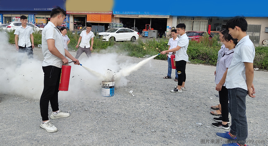 圣元电器员工学习使用灭火器