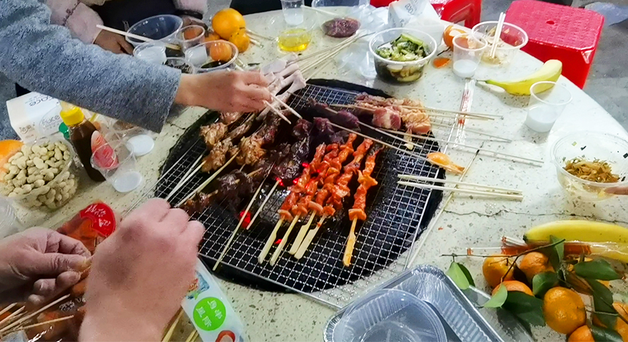 圣元伙伴各自动手烤肉