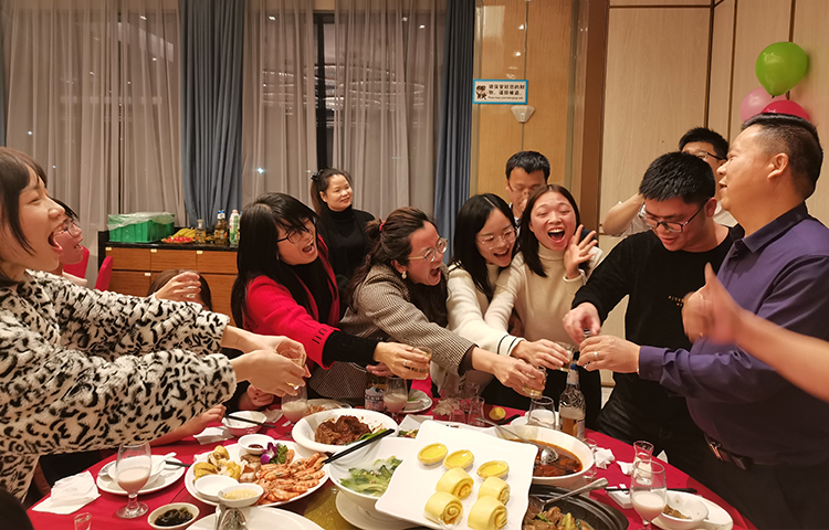 圣元电器年夜饭上欢乐无限